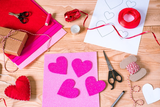 Bricolage en feutre et en mousse pour la Saint-Valentin, coeurs en mousse à la main