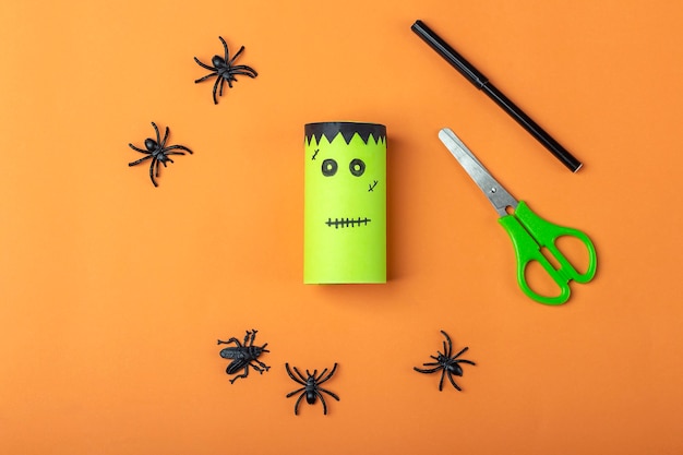 Bricolage Halloween et créativité des enfants. Instruction étape par étape : fabrication du monstre vert frankenstein à partir d'un tube de papier toilette. Étape 2 a terminé le travail. Artisanat pour enfants. Recyclage de réutilisation respectueux de l'environnement.