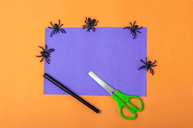 Bricolage Halloween et créativité des enfants. Instruction étape par étape : fabriquer un monstre violet à partir d'un tube de papier toilette. Outils de préparation étape 1 : ciseaux, papier. Artisanat pour enfants Réutilisation respectueuse de l'environnement Recyclage.