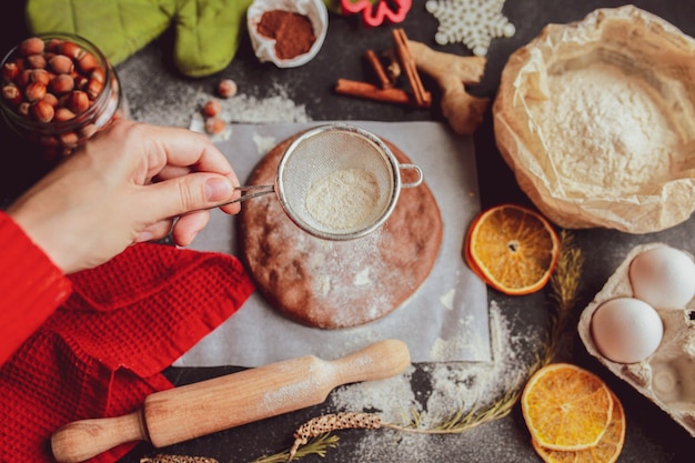 Bricolage pain d'épice à la maison Préparer ensemble des biscuits au gingembre et au chocolat Cuisiner du pain d'épice à la maison