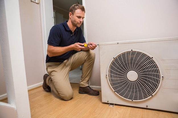 Bricoleur focalisé fixant la climatisation