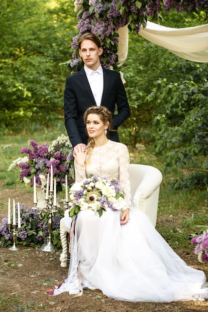 Bride and Groom - cérémonie de mariage dans la forêt