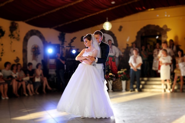 Bride and groom danse