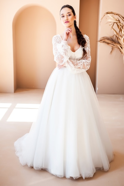 BrideYoung mannequin avec une peau parfaite et fond beige