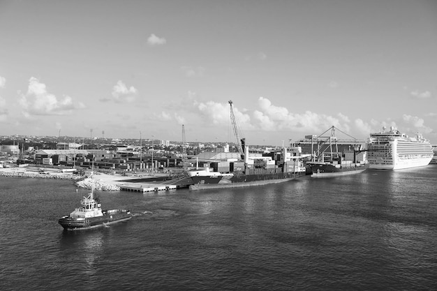 Photo bridgetown barbade 12 décembre 2015 port de mer navires amarrés au port port à conteneurs avec navires de mer bf leticia port d'expédition de commerce et de commerce