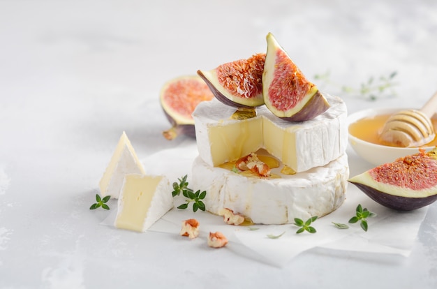 Brie ou camembert aux figues, au thym, au miel et aux noix.