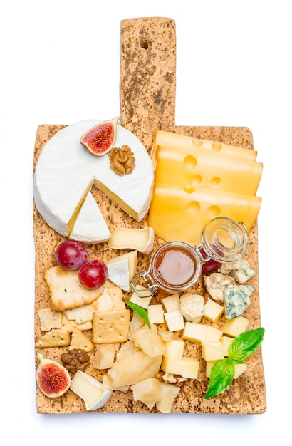 brie, camembert, roquefort et cheddar sur planche de liège