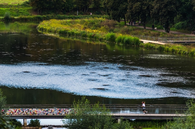 Photo briey et son serré pont sur le lac sangsue promenade sports et activités de détente lorraine france