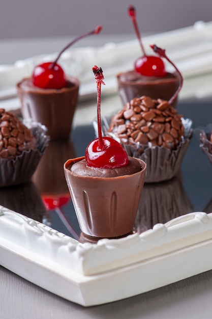 Brigadeiro aux cerises gourmandes. Bonbon typiquement brésilien