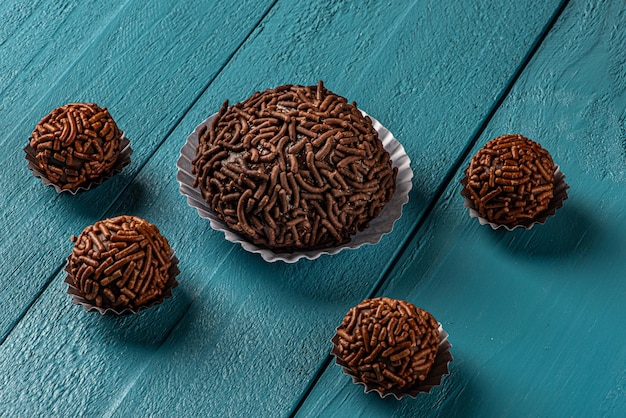 BRIGADEIRO l'un des bonbons les plus typiques de la cuisine brésilienne à base de chocolat et de lait concentré