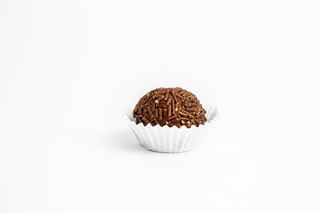 Brigadeiro brésilien sur fond blanc