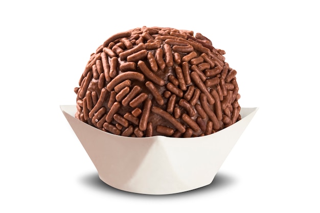 Brigadeiro brésilien traditionnel isolé sur une surface blanche