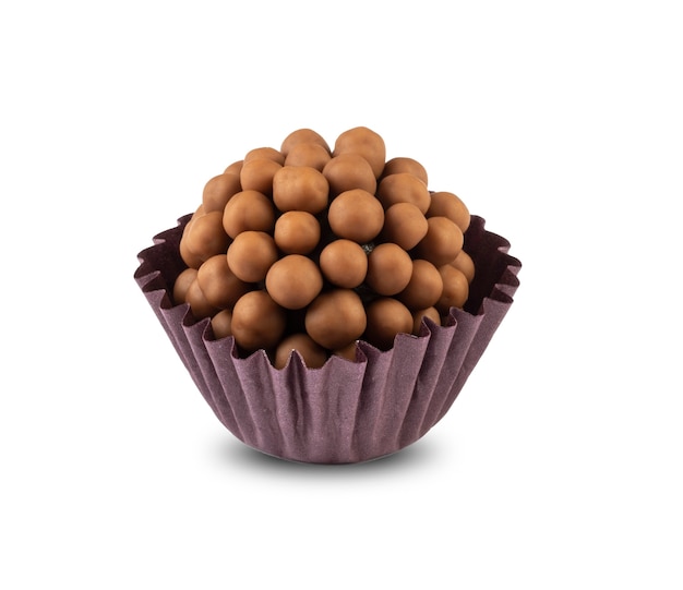 Brigadeiro brésilien typique isolé sur blanc