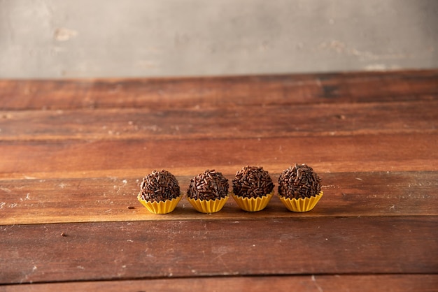 Brigadeiro Brigadeiro Sweet traditionnel brésilien alignés sur une planche de bois