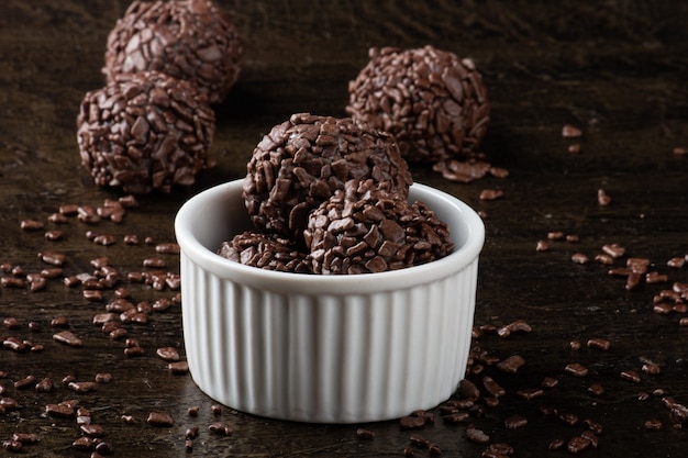 Photo brigadeiro chocolat sucré brésilien traditionnel. chocolat granulé.