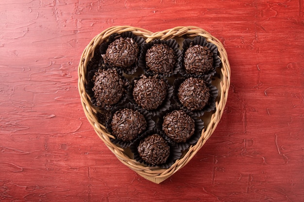 Brigadeiro Chocolat sucré brésilien traditionnel dans un panier en forme de coeur.