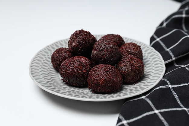 Brigadeiro dans une plaque sur fond blanc en gros plan