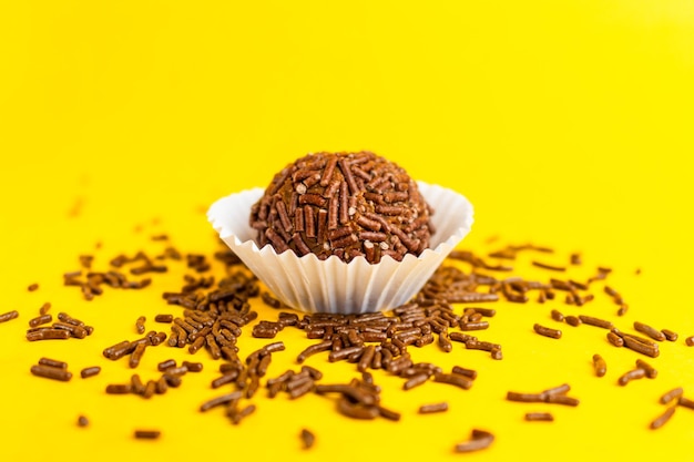 Brigadeiro gastronomique sur fond jaune