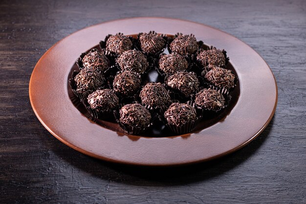 Brigadeiro sucré traditionnel brésilien sur table rustique.