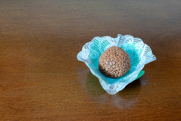 Brigadeiro traditionnel brésilien isolé sur fond de bois