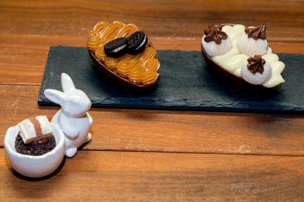 Brigadeiro de truffes au chocolat en lapin en porcelaine et oeuf de Pâques en chocolat en pierre de plack