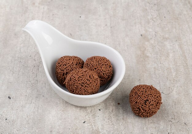 Brigadeiros brésiliens typiques dans un bol sur une table en bois.