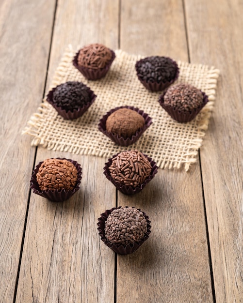 Brigadeiros brésiliens typiques diverses saveurs sur table en bois