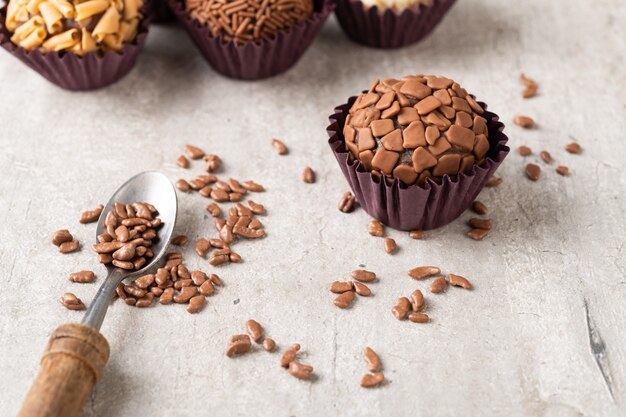 Brigadeiros brésiliens typiques, saveurs assorties avec des pépites de chocolat.