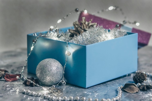 Brillant coffret cadeau avec des décorations de Noël à l'intérieur