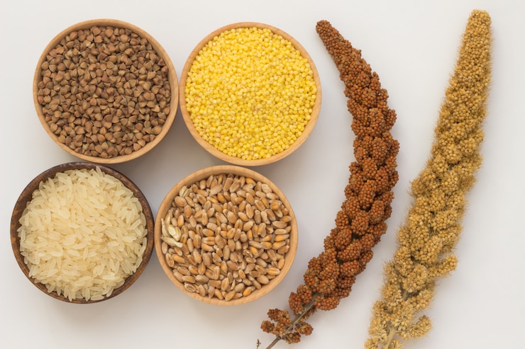 Photo brindille de millet rouge, brindille de millet jaune. sarrasin, millet, riz et blé dans des caisses en bois