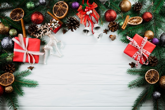 Photo brindille de noël avec cerf et boîtes à cadeaux