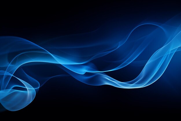 Des brindilles de fumée s'entrelacent avec le doux crépuscule sur un décor bleu foncé.