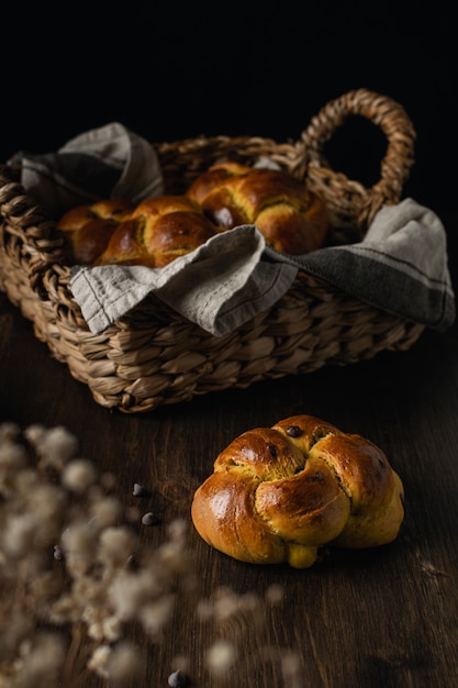 Brioche au four avec des pépites de chocolat sur fond de bois foncé