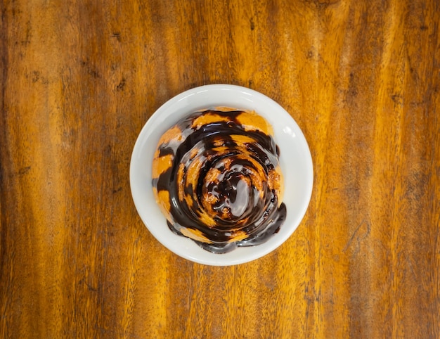 brioche à la cannelle sur une assiette