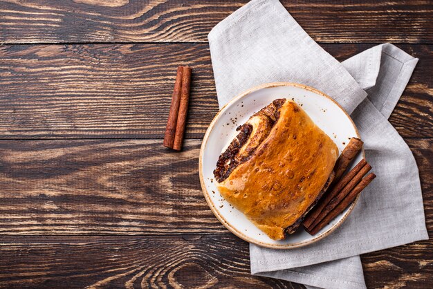 Brioche à la cannelle sur table en bois