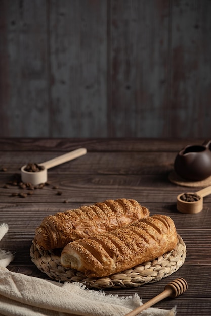 Brioche feuilletée au sésame et lait concentré, gâteaux et douceurs maison, pâtisseries pour le thé