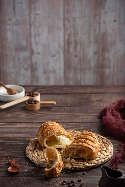 Brioche feuilletée au sésame et lait concentré, gâteaux et douceurs maison, pâtisseries pour le thé