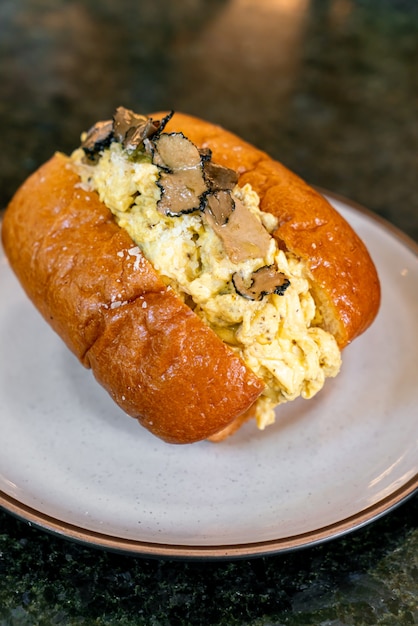 Photo brioche ou pain aux œufs brouillés et champignons truffés