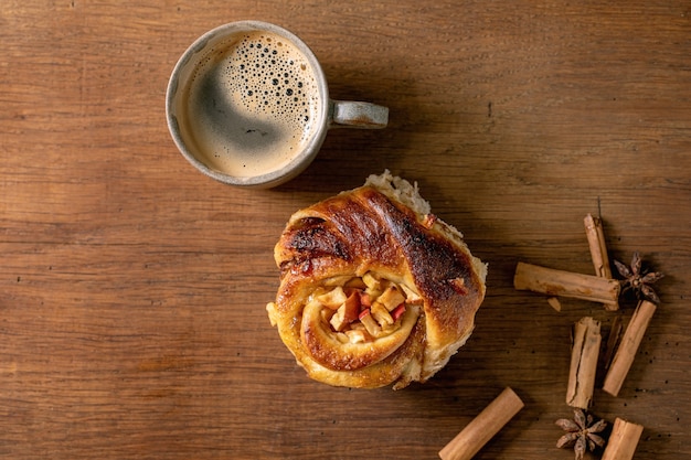 Brioches aux pommes et à la cannelle. Boulangerie maison traditionnelle