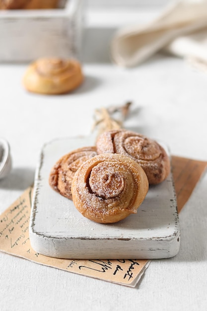 Brioches à la cannelle sur une assiette avec un morceau de papier sur le dessus