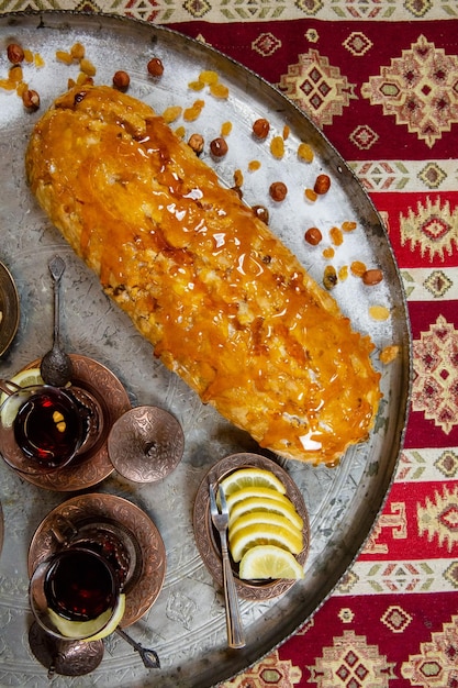 Brioches à la cannelle aux pommes caramel et concept de cuisson d'automne aux noix de pécan