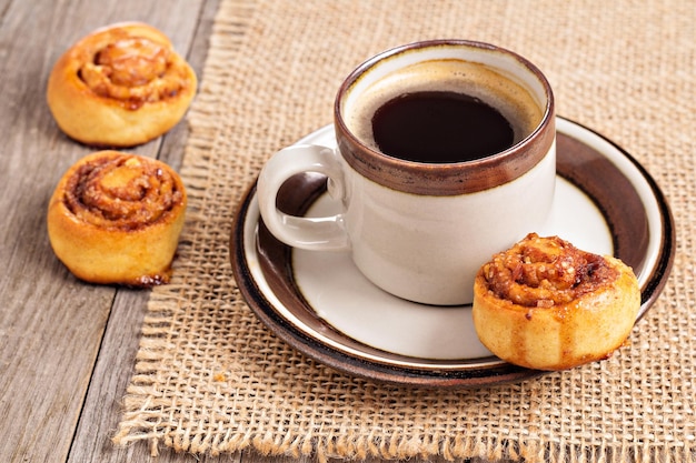 Brioches à la cannelle avec café