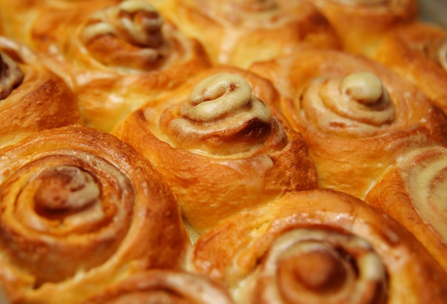 brioches à la cannelle avec gros plan au chocolat, crème et lait concentré