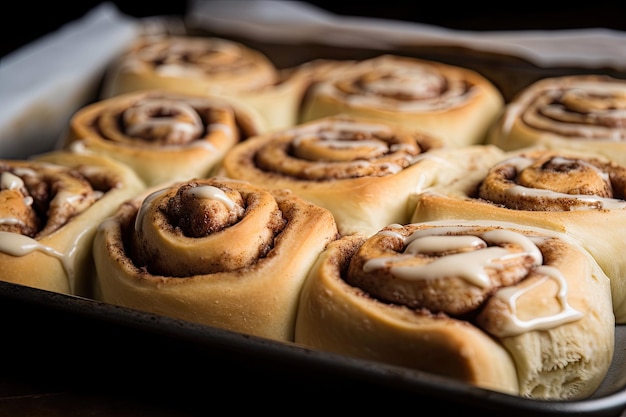 Brioches à la cannelle maison cuites au four puis enrobées de beurre fondu et de cannelle douce