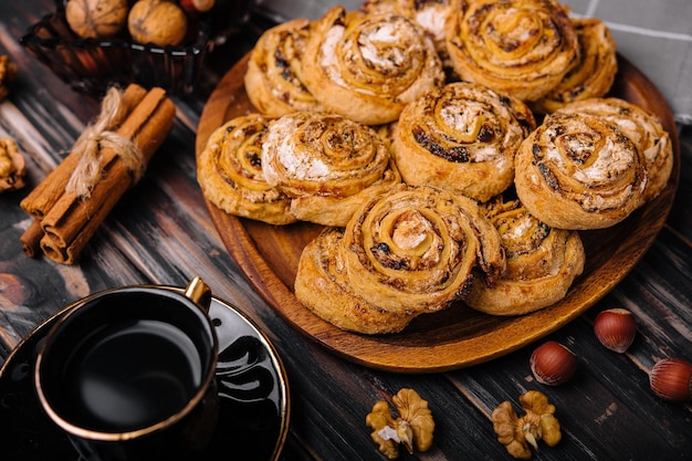 Brioches à la cannelle maison sur la table