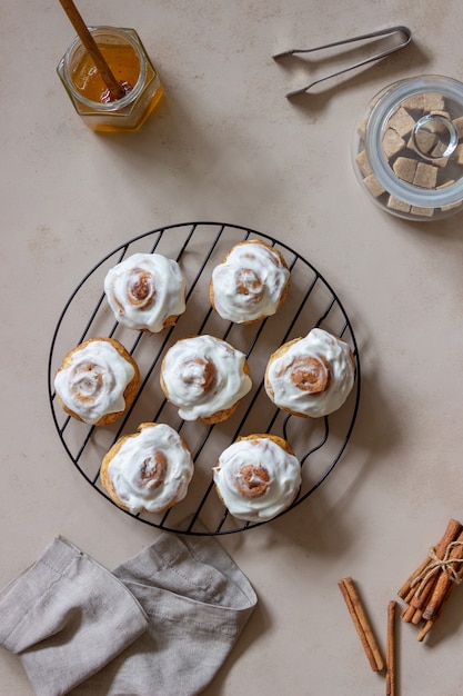 Brioches à la cannelle sucrées avec glaçage. Des pâtisseries. Petit déjeuner.