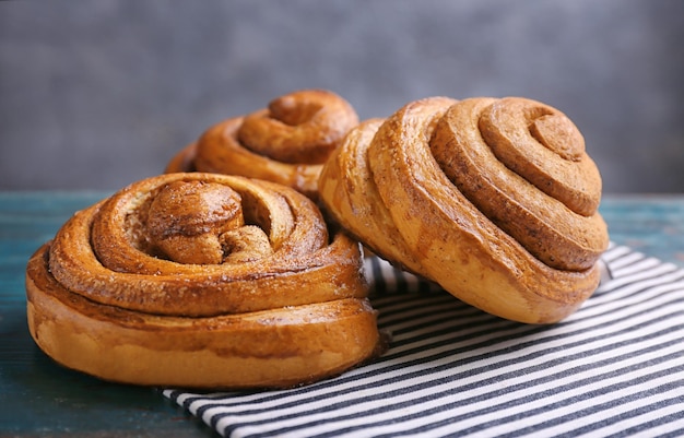 Brioches à la cannelle sucrées sur table