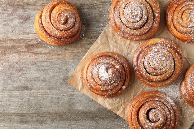 Brioches à la cannelle sucrées sur table