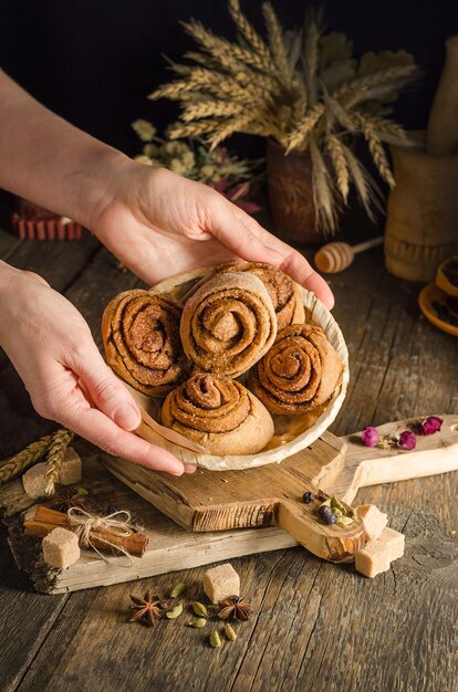 Brioches à la cannelle sur une table en bois