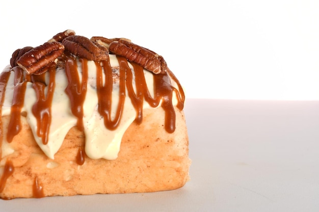 Brioches Cinnabon fraîchement cuites au four avec sauce à la crème